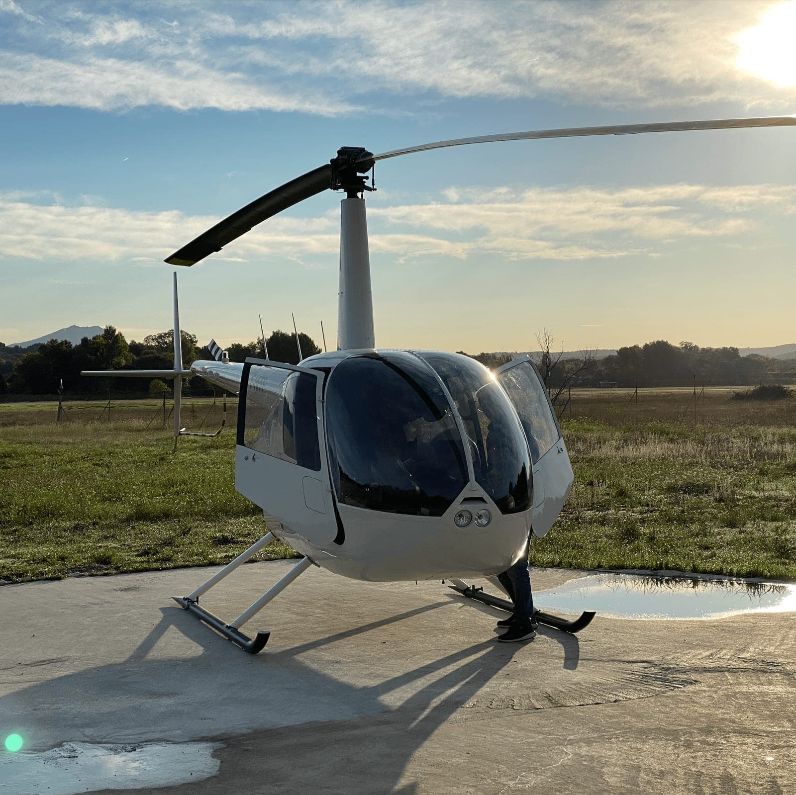 Hélicoptère Robinson R44 Cadet blanc F-HFFF