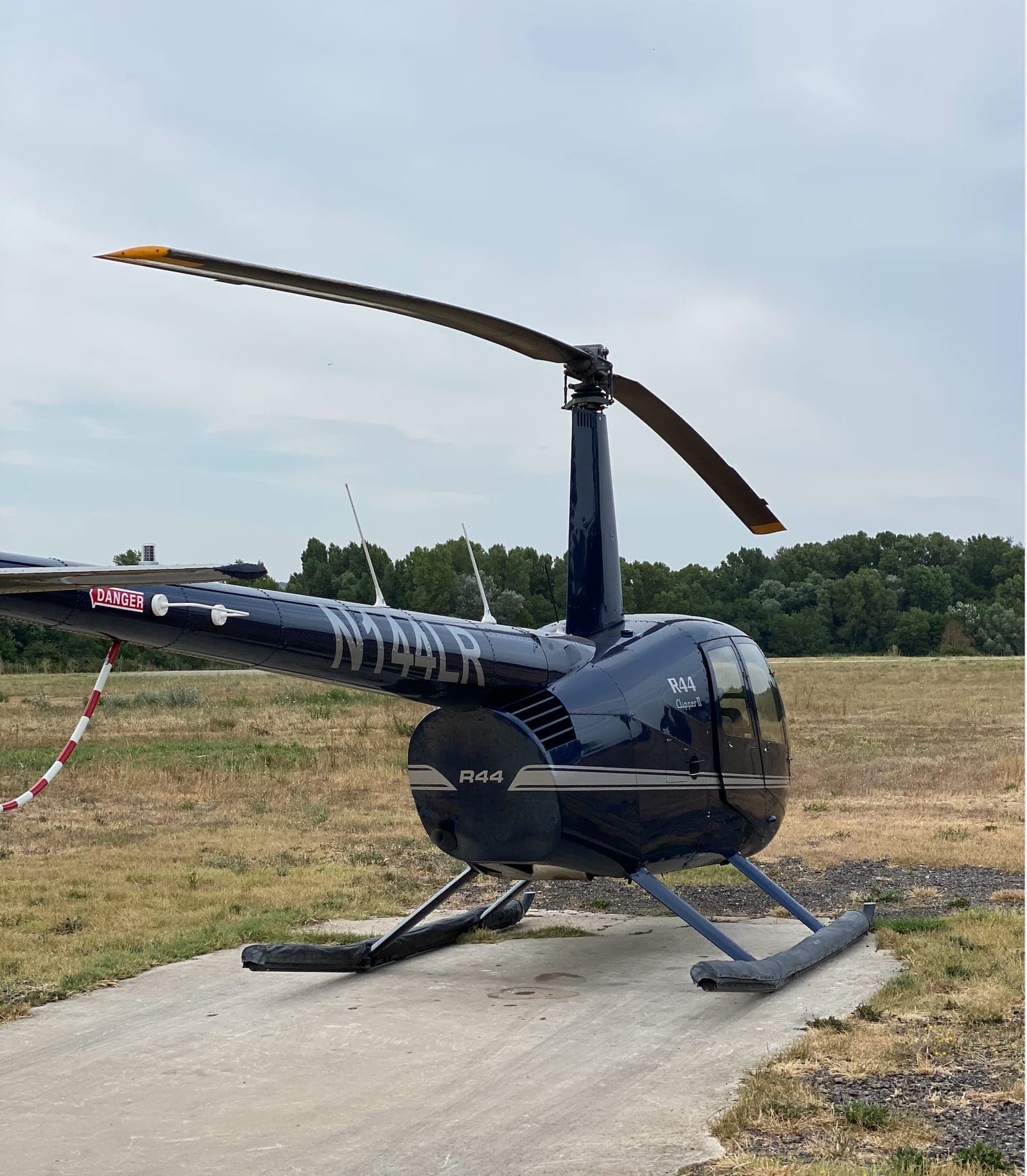Hélicoptère Robinson R44 Clipper II bleu marine N-144LR