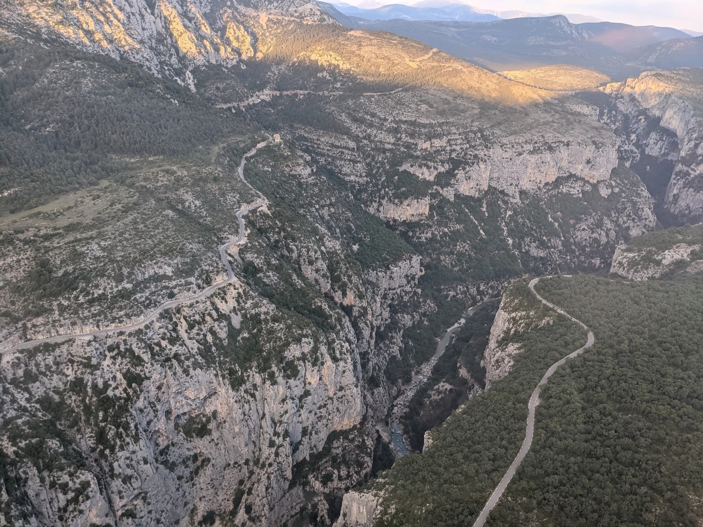 Survol des gorges du Verdon en hélicoptère, lumière du soir