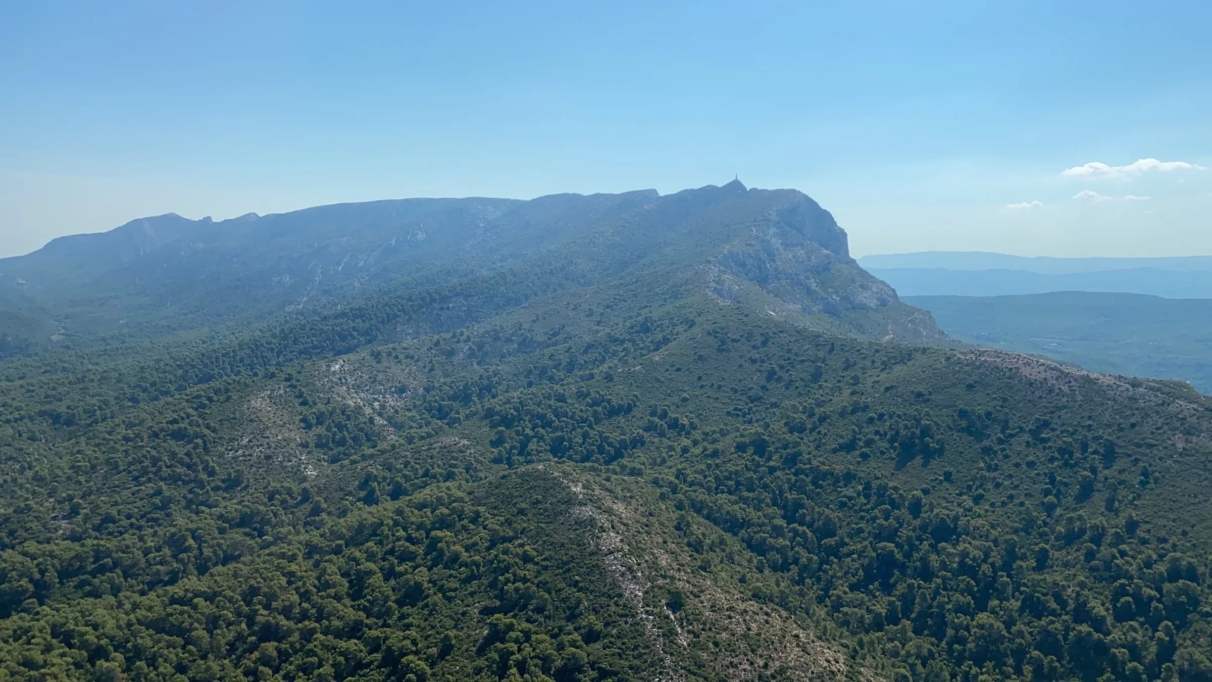 Survol d'un massif montagneux de Provence en hélicoptère