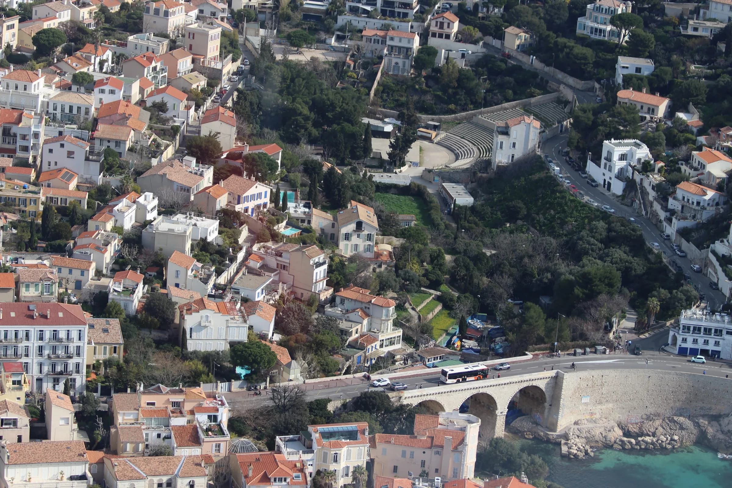 Survol du Vallon des Auffes à Marseille en hélicoptère