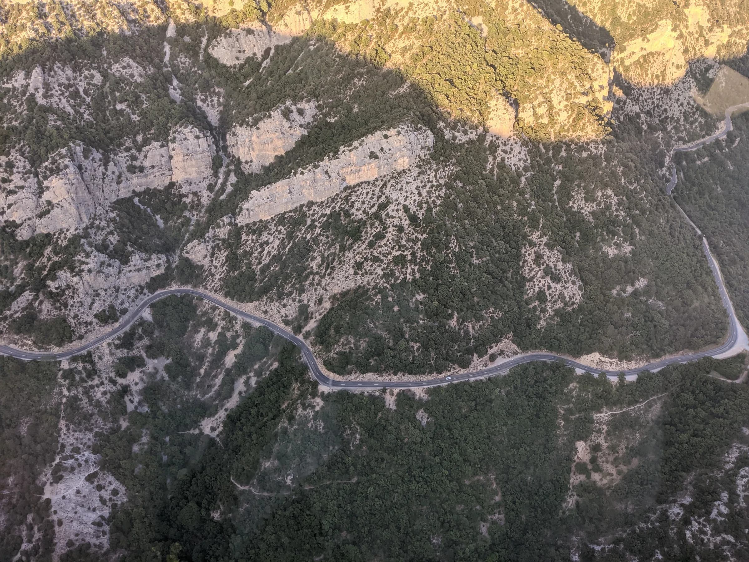 Survol d'une route de montagne en Provence en hélicoptère, lumière du soir
