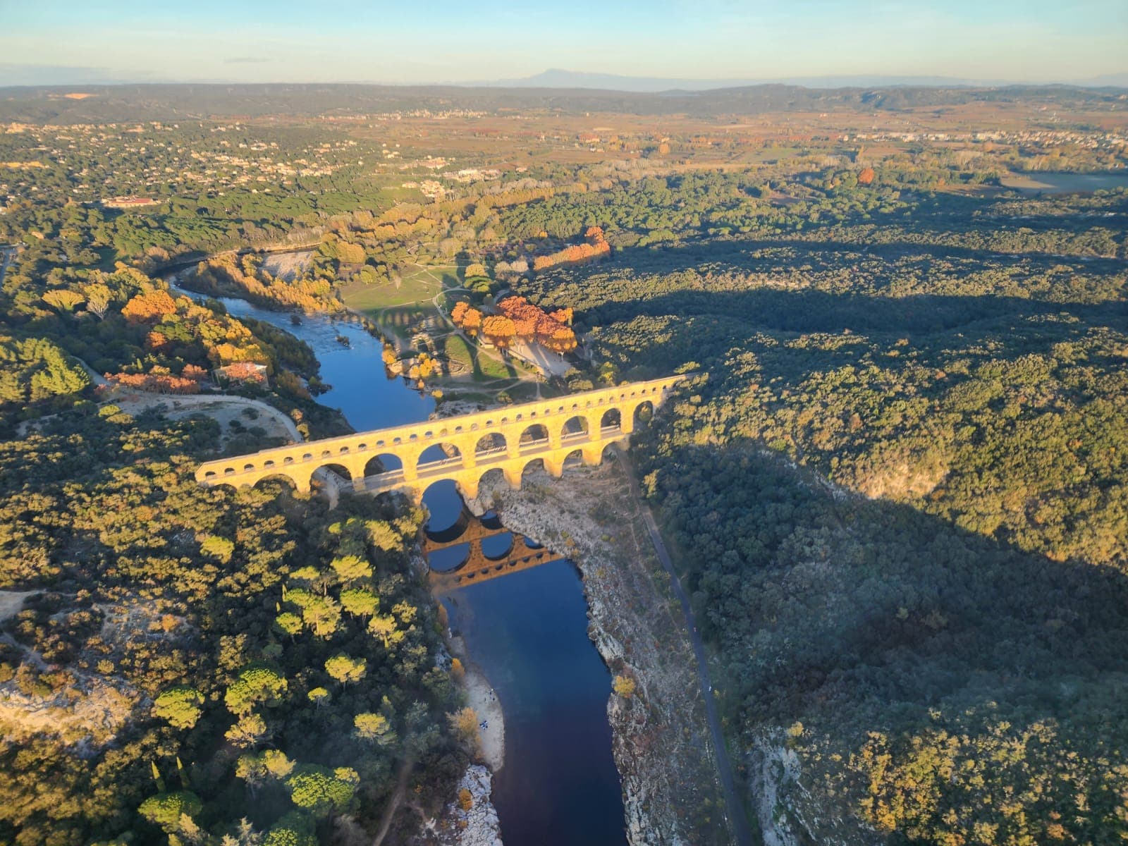 Le pont du Gard au soleil couchant. Construit par les romains il y a plus de 2000 ans !