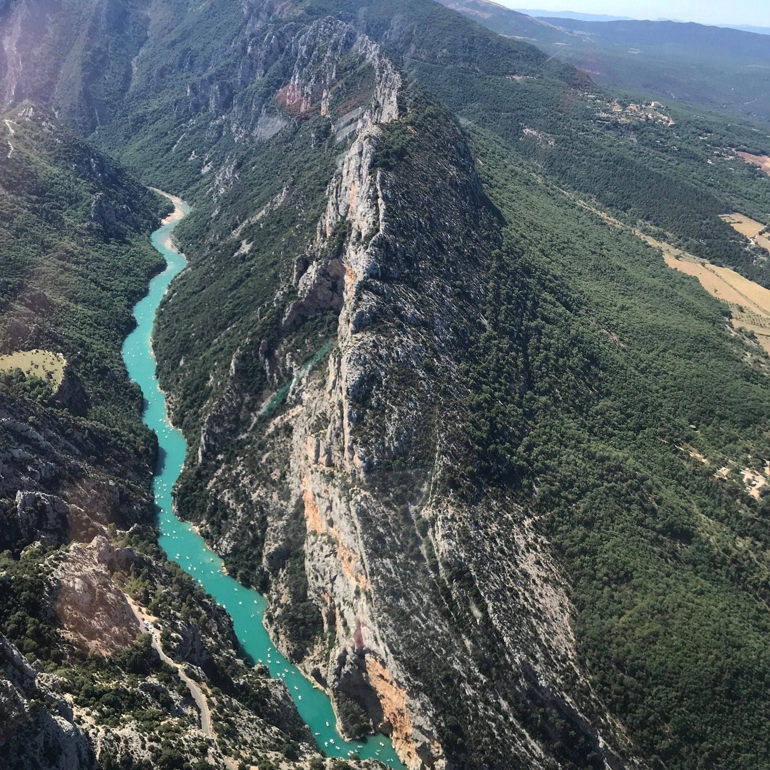 Les gorges du Verdon, une beauté naturelle qui rivalise avec l'agitation du périphérique parisien à 18h en semaine... 🌿 Découvrez aussi le plateau de Valensole, le miroir paisible du lac de Sainte Cr…