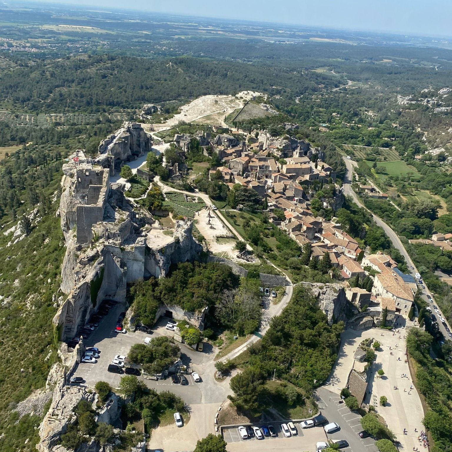 💦🚁 Explorez les magnifiques paysages des Baux de Provence à travers les averses avec nous ! La pluie peut rendre chaque vol en hélicoptère unique et mystérieux. Préparez-vous à vivre une expérience…