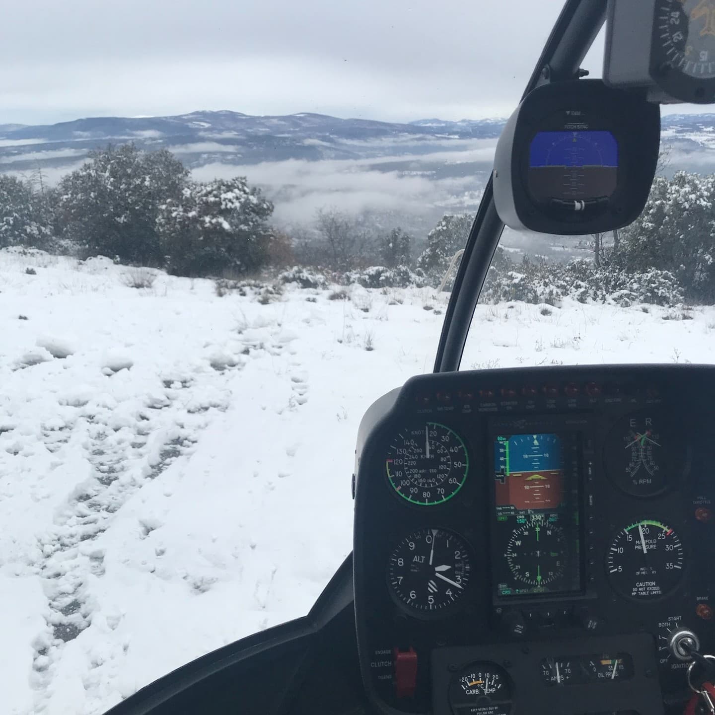 C'est pas si fréquent d'avoir de la neige à seulement 5 minutes de vol de notre base aixoise ❄️❄️ Mais nous avons eu cette chance hier ! Ne manquez pas cette opportunité d'apprentissage et de maintien…