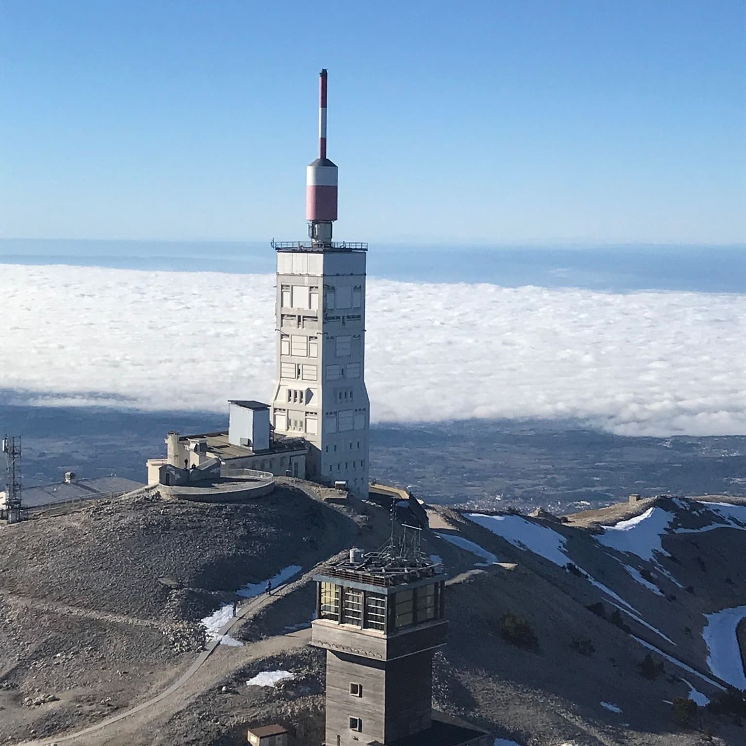 Le Mont Ventoux et la mer de nuages persistante autour.  QNH = 1032 Hpa, de quoi faire un beau couvercle !