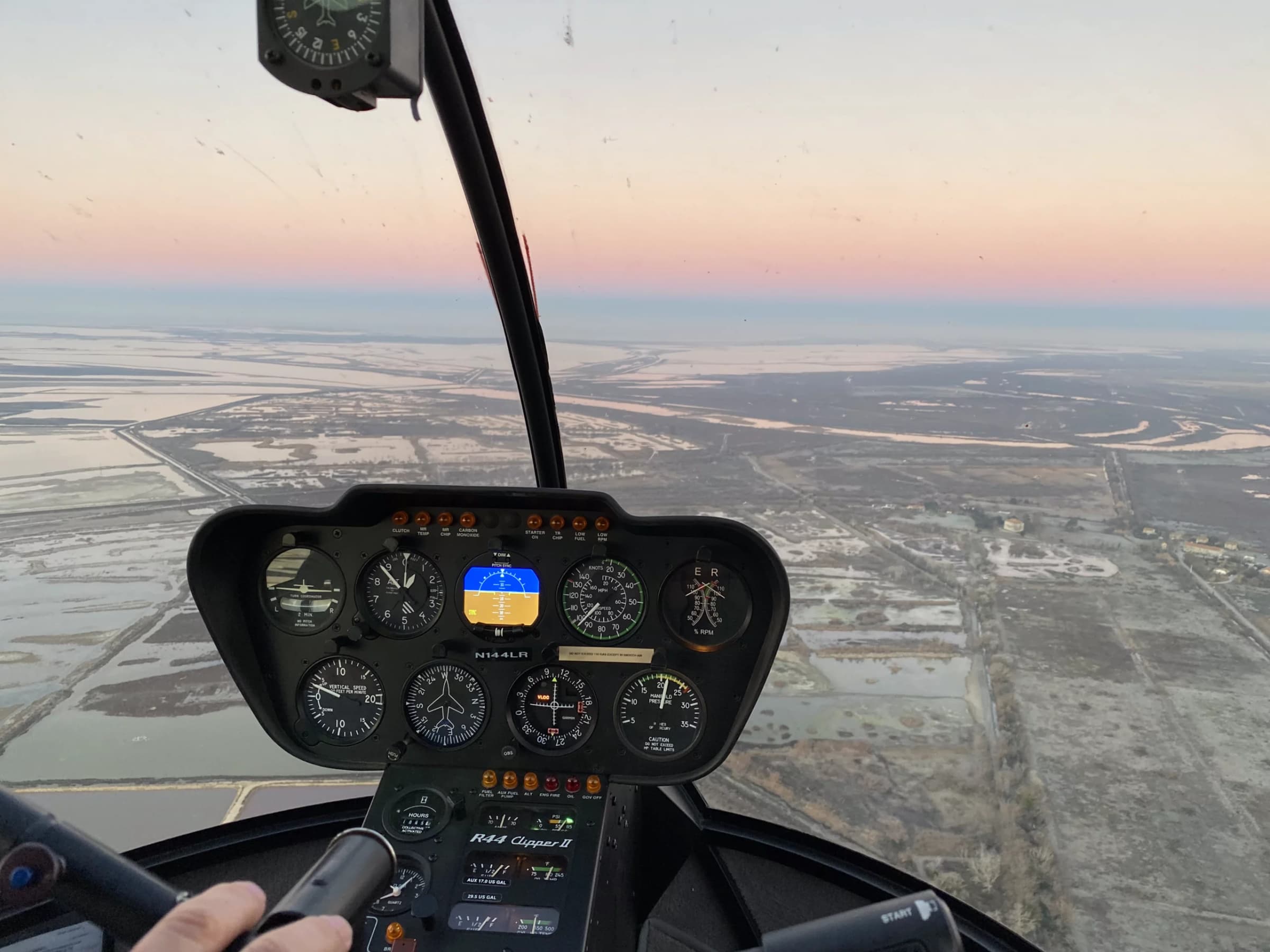 Vue depuis le cockpit d'un hélicoptère survolant la Provence