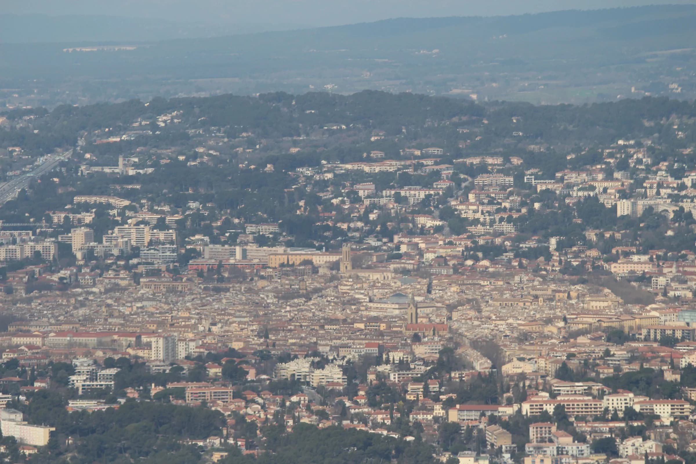 Approche aérienne d'Aix-en-Provence en hélicoptère
