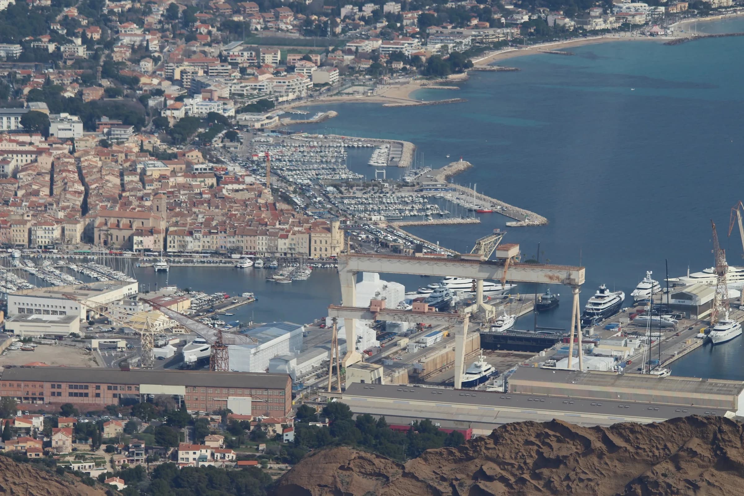 Vue aérienne du port et de la ville de La Ciotat depuis un hélicoptère