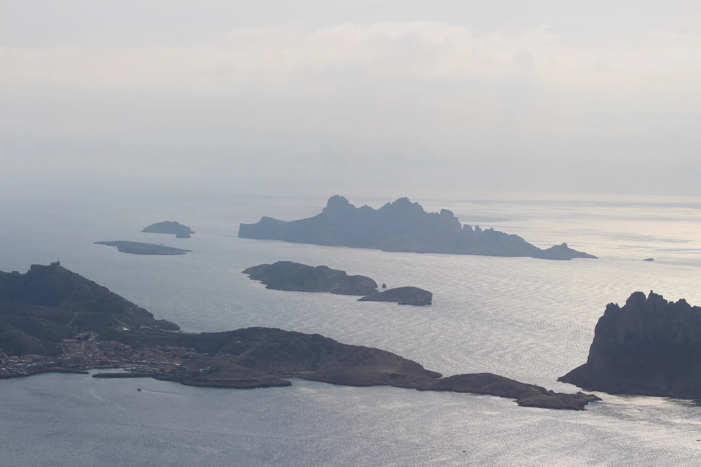 Vue aérienne des îles du Frioul au large de Marseille, depuis un hélicoptère