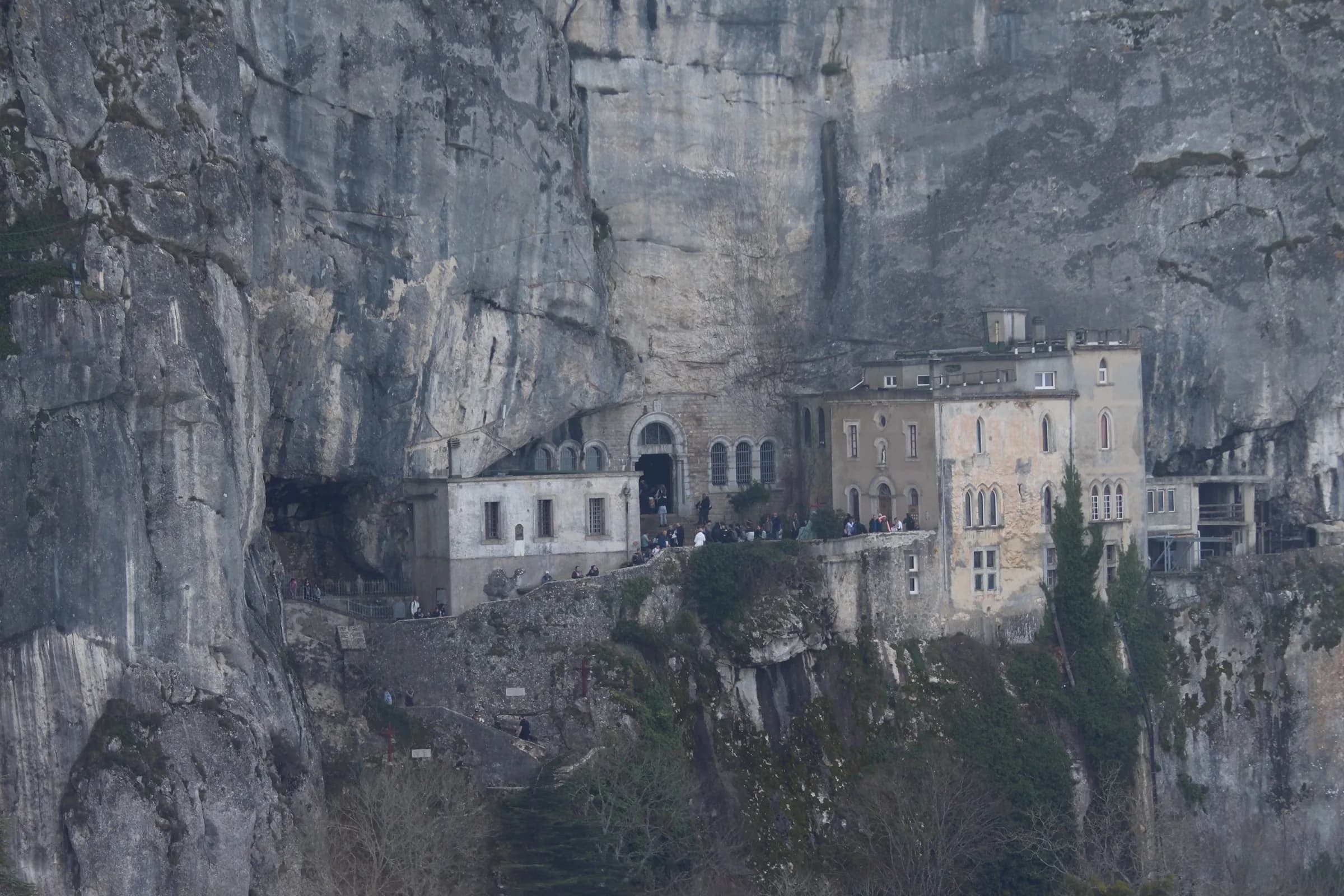 Vue aérienne du sanctuaire de la Sainte-Baume niché dans la falaise, depuis un hélicoptère