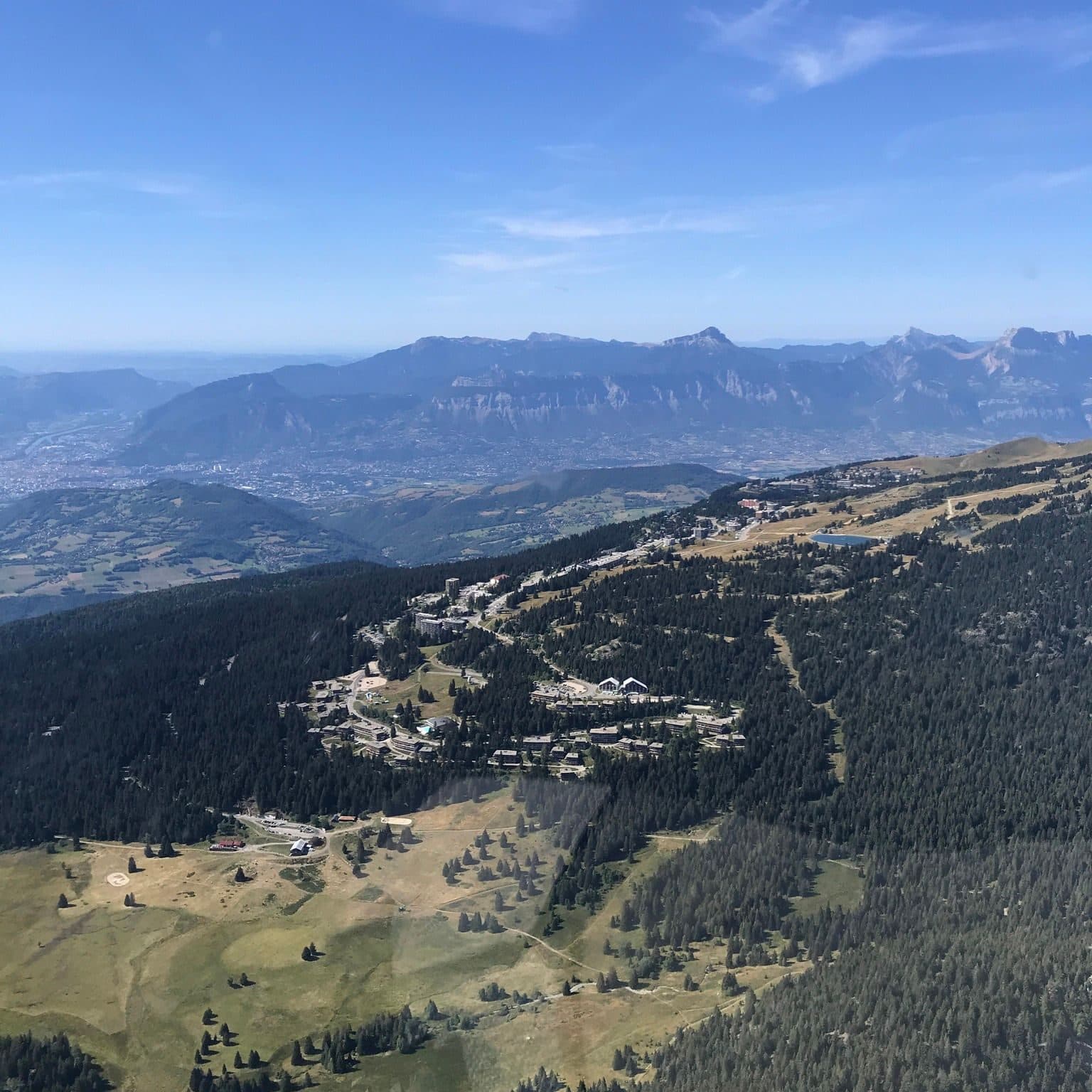 Nouveau panorama époustouflant : Chamrousse et Grenoble en toile de fond, Chambéry scintillante et l'aérodrome de Challes-les-Eaux, le tout couronné par l'aéroport de Chambéry. 🏔️ Une vue à couper le…