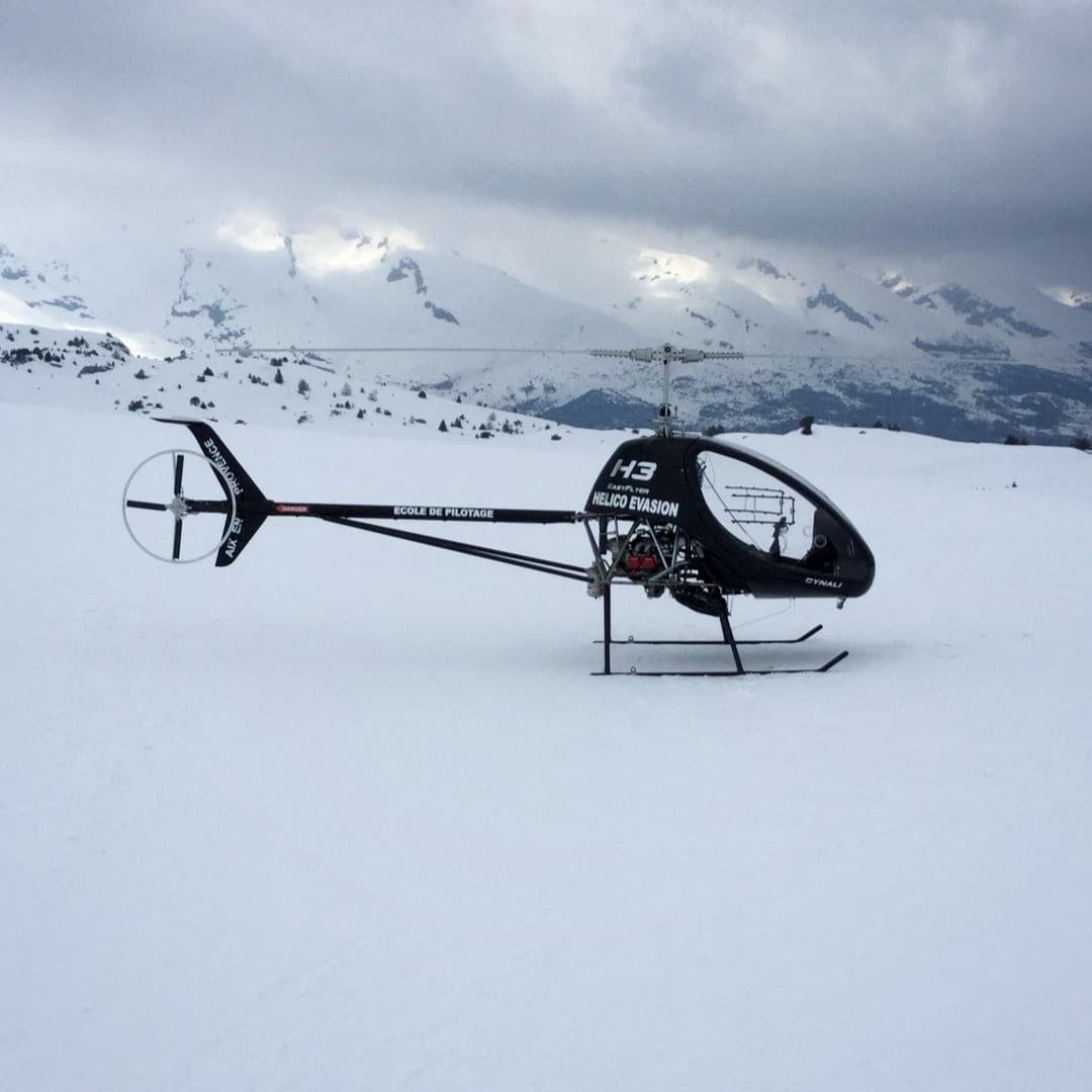 Dynali H3 posé à 6400 ft à SuperDévoluy. Que ceux qui souhaitent obtenir une licence hélicoptère de classe 6 nous contactent... . . . . . .