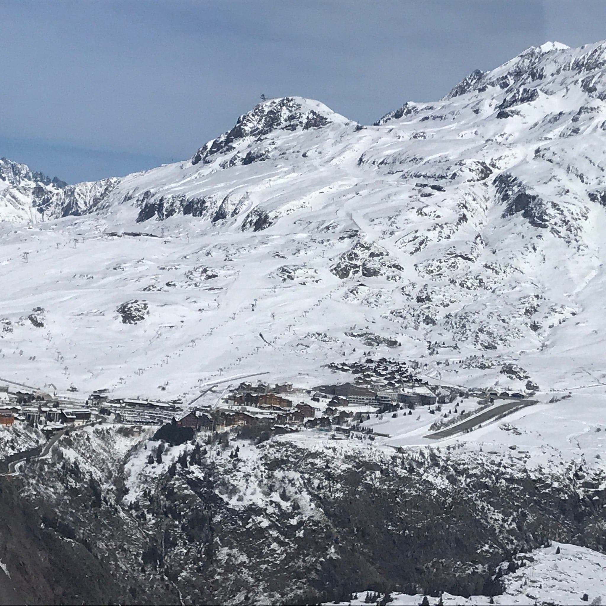 Voici un souvenir incroyable d'un vol majestueux jusqu'à l'Alpe d'Huez 🏔️✨ Même si la saison touche à sa fin, l'activité aérienne sur le terrain est toujours aussi impressionnante ! Nous avons même…