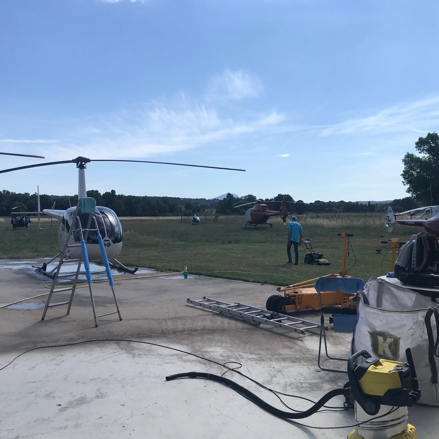 Grosse journée nettoyage au Rotor Club Aixois. On aime voler mais dans de beaux hélicoptères propres... On a bien aimé manger aussi !😂